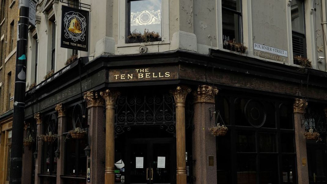 Im bis heute geöffneten Pub "The Ten Bells" waren Annie Chapman und Mary Jane Kelly regelmäßig zu Gast. Trank auch Jack the Ripper hier abundzu ein Bier?