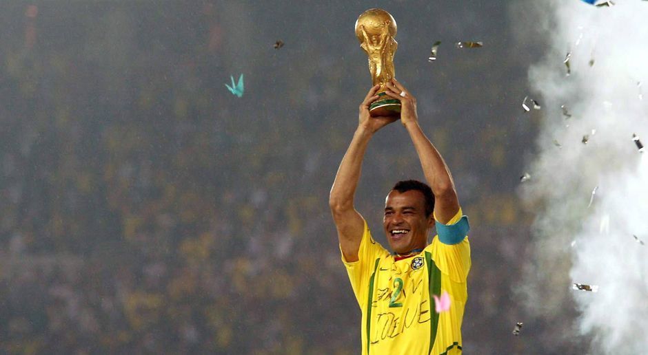 
                <strong>Die meisten WM-Finals als Spieler: Cafu (3)</strong><br>
                Nur ein Spieler stand in drei WM-Finals auf dem Platz. Cafu schaffte, was weder Pele, noch Lothar Matthäus oder Pierre Littbarski gelang. 1994 und 2002 als Kapitän hielt der Brasilianer den Pokal in den Himmel, 1998 musste er die Niederlage gegen Frankreich (0:3) verdauen.
              