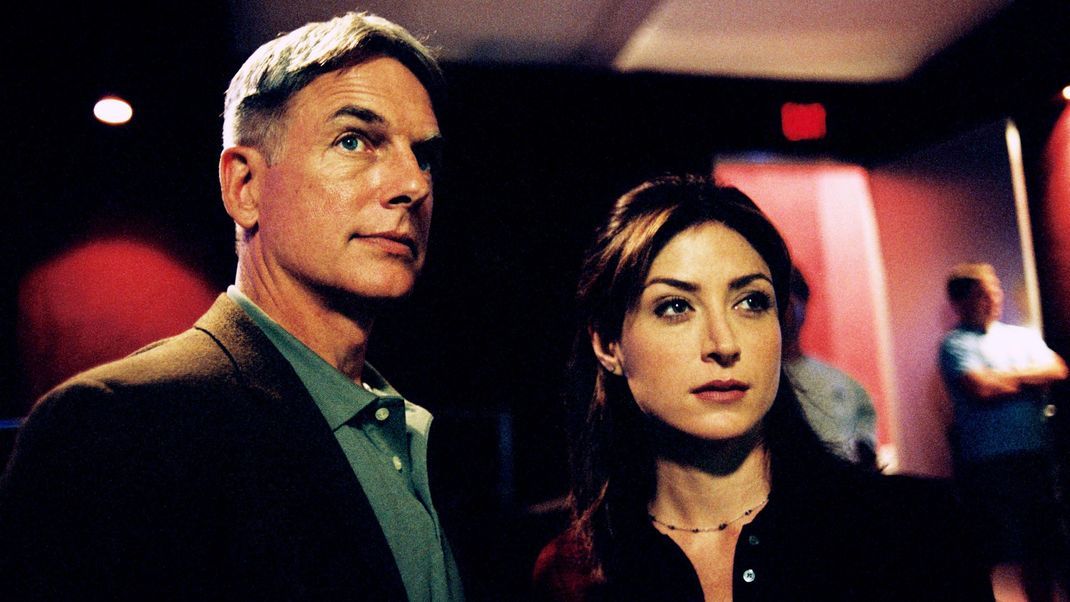 Gesichter der ersten Stunde: Schauspieler Mark Harmon und Kollegin Sasha Alexander standen schon in der ersten "Navy CIS"-Staffel gemeinsam vor der Kamera. Heute sind beide aus der Serie ausgestiegen, gelten aber als NCIS-Urgesteine. Sasha Alexander ging schon nach Staffel 2, Mark Harmon erst mit Staffel 19.