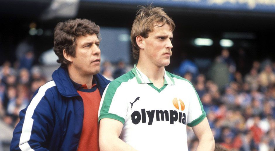 
                <strong>7) 1981/82: SV Werder Bremen – 14 Punkte (4/2/1) – Platz 2</strong><br>
                In der Spielzeit 1981/81 wird Otto Rehhagel Trainer beim SV Werder Bremen und treibt die Mannschaft prompt zu ungeahnten Höchstleistungen. Nach sieben Spieltagen stehen die Werderaner mit 14 Punkten auf dem zweiten Platz. Zum Abschluss von "König Ottos" Debütsaison landen die Bremer als bester Aufsteiger auf Platz fünf und qualifizieren sich für den UEFA Pokal.
              