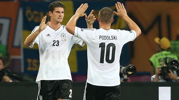 
                <strong>Mario Gomez ballert sich zu Deutschlands Top-Stürmer</strong><br>
                ... auch Bundestrainer Joachim Löw ist das Treiben von seinem Ex-Angreifer nicht verborgen geblieben. "Im Moment scheint es gut zu laufen. Wenn er so weitermacht, dann sind seine Chancen gut", erklärt der Coach bereits nach Gomez zweitem Doppelpack gegen Besiktas. Vielleicht sehen wir den 30-Jährigen auch bald wieder im DFB-Dress jubeln.
              