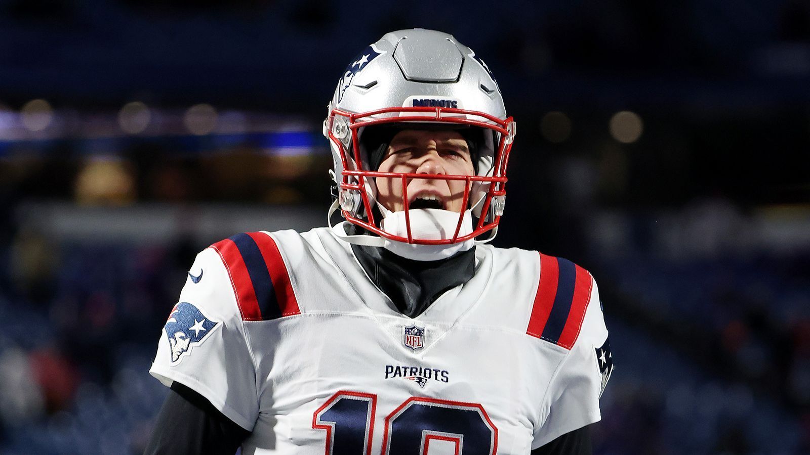 
                <strong>Mac Jones: Bitcoins</strong><br>
                25 Sacks musste Quarterback Mac Jones erst einstecken und belohnte dafür seine Offensive Liner dafür. Der Rookie schenkte jedem O-Liner Bitcoin-Anteile. Passend dazu gab es noch ein Abonnement für die Zeitschrift "Bitcoin-Magazine". "Ich habe selten gesehen, besonders bei einem Rookie, dass sich jemand so viel Mühe gibt, uns eine Freude zu machen. Ich bin froh, sein Teamkollege zu sein", schwärmte Center Ted Karras.
              