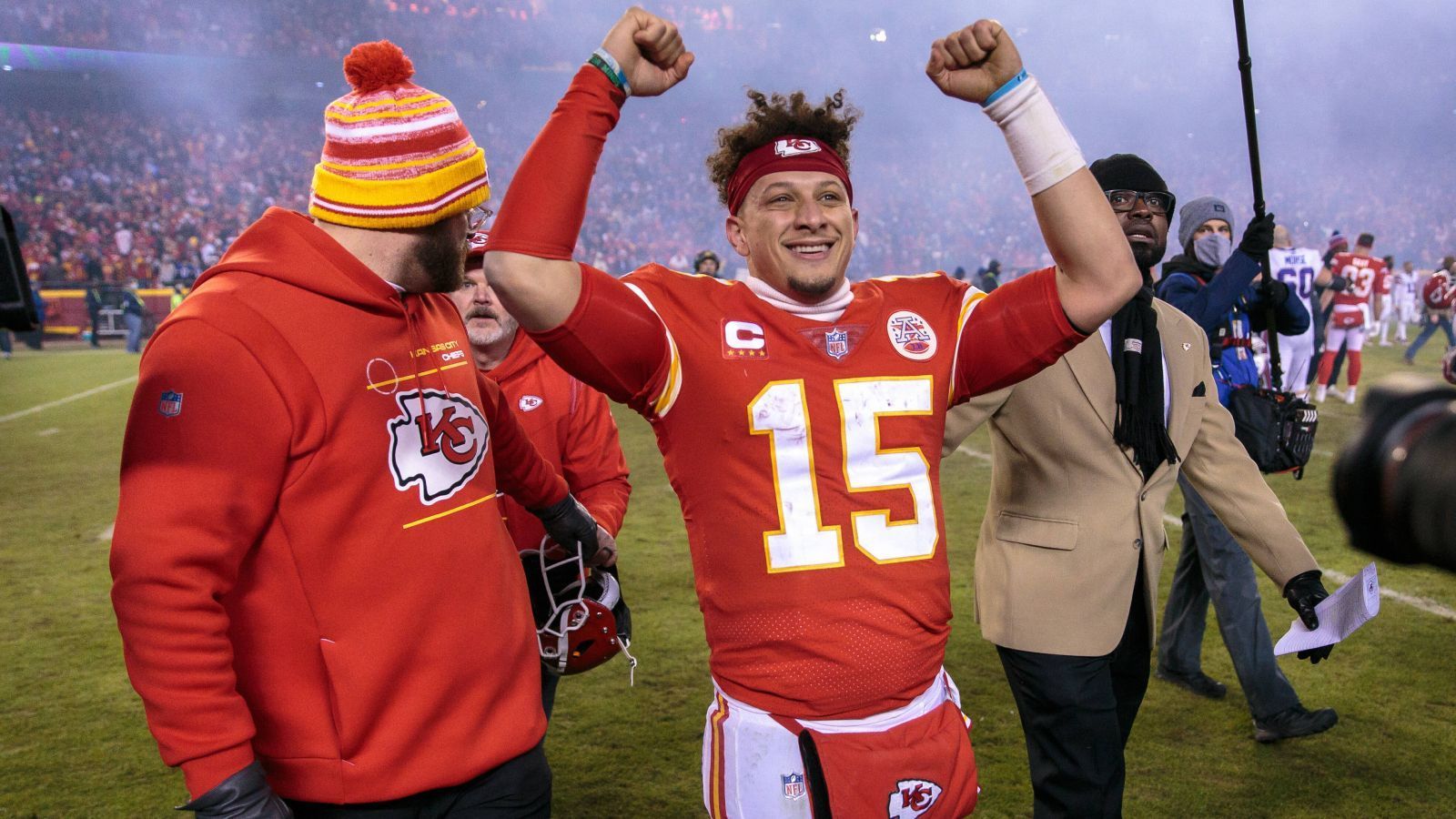 
                <strong>4th Quarter Comebacks</strong><br>
                Apropos Comeback-Siege: In seiner noch jungen Karriere kann Patrick Mahomes davon bereits 15 Stück vorweisen, davon zwei in den Playoffs. Der letzte datiert von Neujahr 2023, als die Chiefs nach Rückstand die Denver Broncos schlugen. Das anteilig bessere Comeback-Kid ist jedoch Joe Burrow. Neun Mal brachte er sein Team in der Crunchtime noch von der Verlierer- auf die Gewinnerstraße, davon zwei Mal in den Playoffs. Das letzte Mal gelang ihm das im angesprochenen Duell mit den Chiefs in der abgelaufenen Regular Season.
              