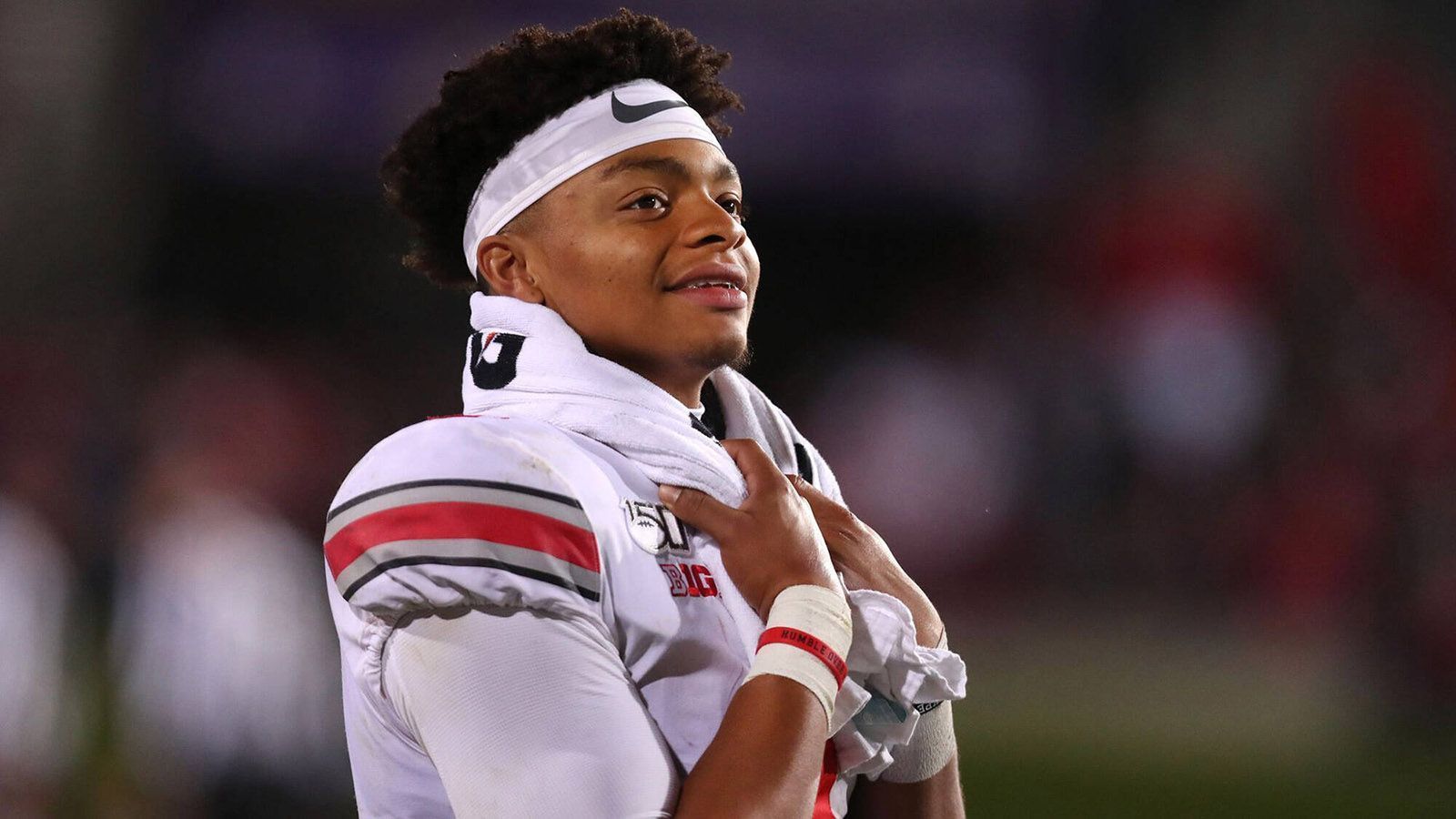 
                <strong>8. Pick: Denver Broncos (Trade Pick 9 + Pick 72 + Erstrundenpick 2022) - Justin Fields (Quarterback) QB2</strong><br>
                George Paton schnappt sich als frischer General Manager der Denver Broncos mit Justin Fields direkt einen Steal an Position acht. Die Broncos gehen einen Spot hoch, um ihren Franchise Quarterback zu holen. Fields war grandios am College und ist der Inbegriff des Dual-Threat Quarterbacks. Wäre seine 2020er College-Saison nicht durchwachsen gelaufen, wäre er schon längst weg.
              