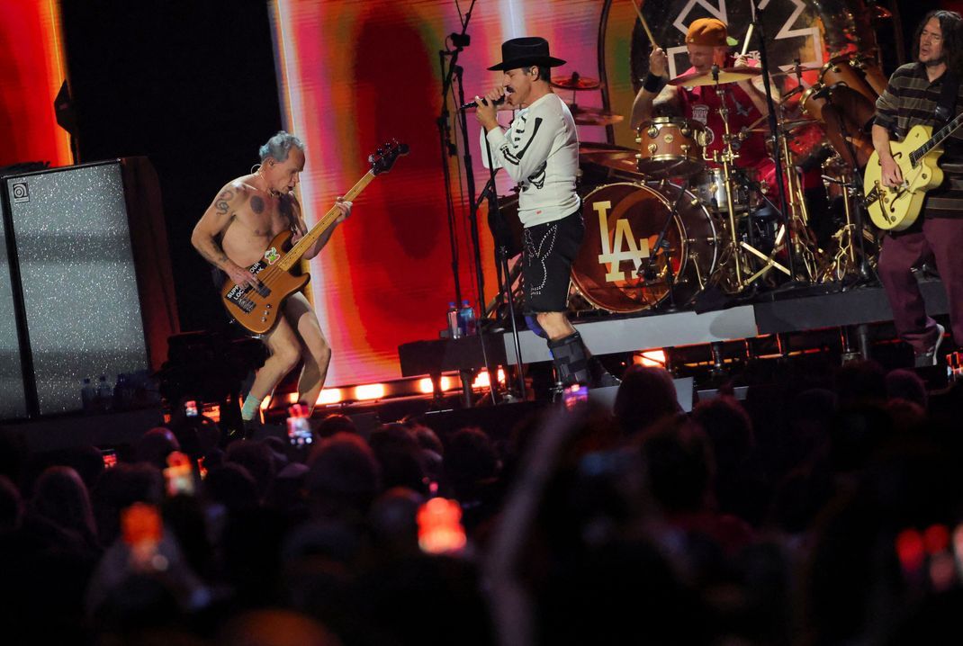 Auch die Red Hot Chili Peppers gaben beim FireAid Benefizkonzert in Kalifornien vollen Einsatz.