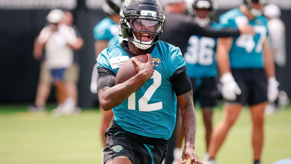 NFL, American Football Herren, USA Jacksonville Jaguars Rookie Minicamp May 10, 2025; Jacksonville, FL, USA; Jacksonville Jaguars wide receiver Travis Hunter (12) runs after completing a passing dr...