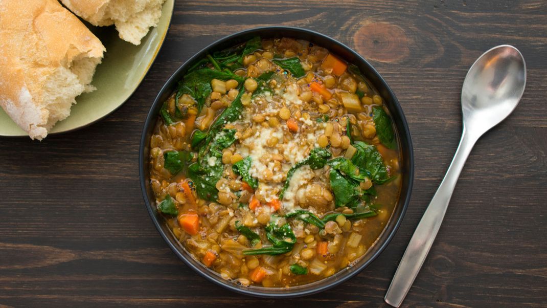 Herzhaft und gesund: Eine köstliche Linsensuppe mit frischem Spinat.