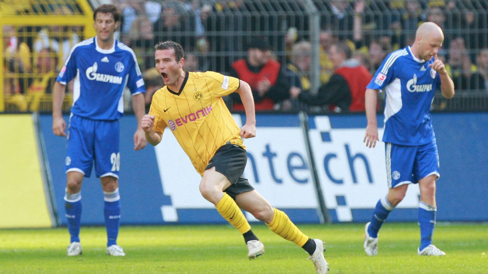 
                <strong>Spektakuläre Aufholjagd</strong><br>
                Sechs Tore, zwei Platzverweise, zwei Elfmeter - in der Saison 2008/09 ereignete sich in Dortmund eines der verrücktesten und spektakulärsten Revier-Derbys. Schalke lag bereits mit 3:0 in Front, doch der BVB schaffte dank Alex Frei gegen neun Schalker noch den Ausgleich.
              