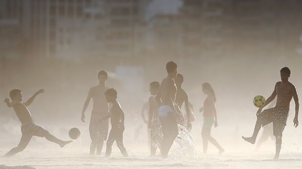 
                <strong>Fußball-Liebe am Strand</strong><br>
                In Brasilien wird einfach überall gekickt.
              
