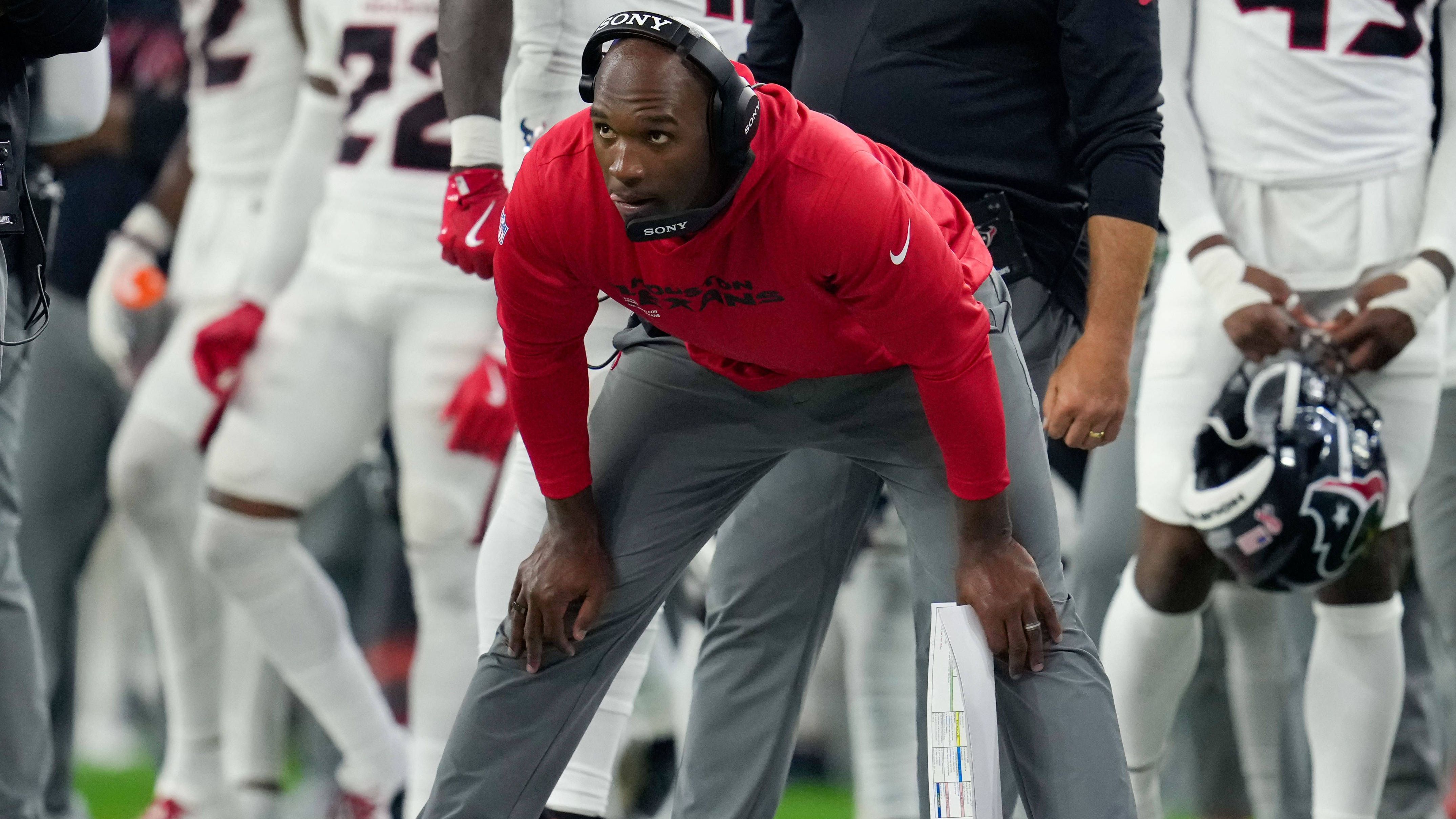 <strong>DeMeco Ryans (Houston Texans)</strong><br>Zugegeben: Dieser Hot Seat ist noch nicht wirklich auf Temperatur gekommen. Aber nach dem zweimaligen Erreichen der Divisional Round in den ersten beiden Jahren von Head Coach DeMeco Ryans und C.J. Stroud hängen die Früchte bei den Houston Texans eben recht hoch. Da schmerzen die beiden Niederlagen zum Saisonstart umso mehr, zumal beide vermeidbar waren ...
