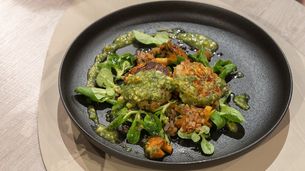 Kaspressknödel mit Feldsalat, gebratenen Pfifferlingen und Walnuss-Pesto.