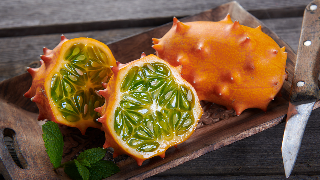 Die exotische Kiwano lässt sich auch im heimischen Garten und Balkon anpflanzen.