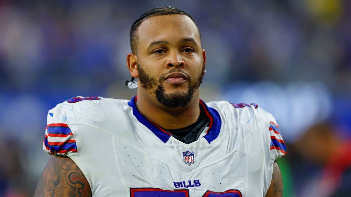 INGLEWOOD, CA - DECEMBER 08: Buffalo Bills offensive tackle Dion Dawkins (73) walks off of the field after an NFL, American Football Herren, USA game between the Buffalo Bills and Los Angeles Rams ...