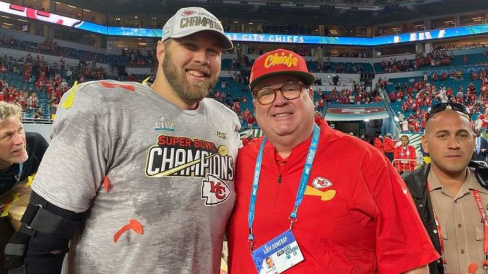 
                <strong>Eric Stonestreet (Kansas City Chiefs)</strong><br>
                Vor allem durch seine Rolle als Cameron in der US-Serie Modern Family erlangte Eric Stonestreet Berühmtheit. Darüber hinaus ist der Schauspieler auch glühender Anhänger der Chiefs und feierte nach dem Triumph im Super Bowl 54 mit den Spielern auf dem Feld.
              