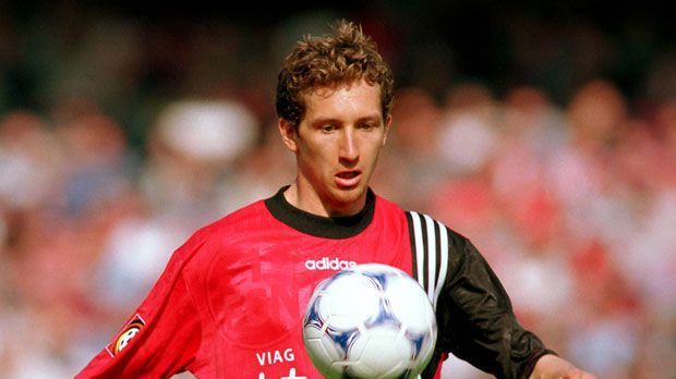 
                <strong>Frank Baumann</strong><br>
                Am letzten Spieltag der Saison 1998/99 fällt dem Nürnberger Frank Baumann beim Spiel gegen Freiburg der Ball vor die Füße, er kann mit einem Tor den Abstieg verhindern. Doch sein Schuss ist viel zu harmlos, Nürnberg steigt ab.
              
