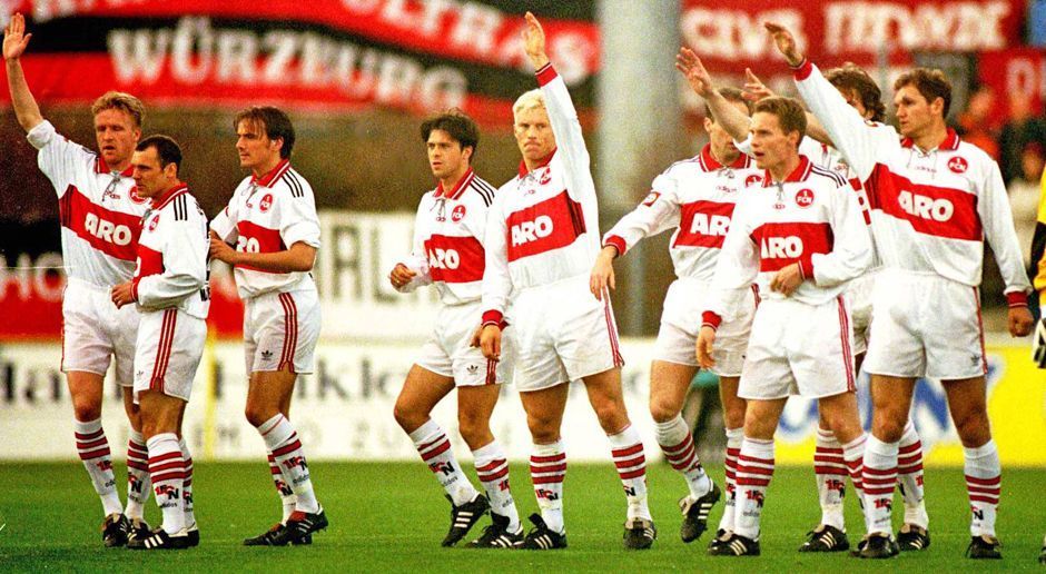 
                <strong>1. FC Nürnberg - 1997/98</strong><br>
                Nur ein Jahr vor den Ulmern packte der Club den Durchmarsch von der Dritten in die Erste Liga. Willi Entenmann führte die Nürnberger 1997 von der Regionalliga in den Profifußball. Felix Magath übernahm in Liga zwei und schaffte gleich den nächsten Aufstieg. Die Nürnberger Stars in der Zweitliga-Spielzeit hießen Michael Wiesinger, Markus Kurth und Sasa Ciric.
              