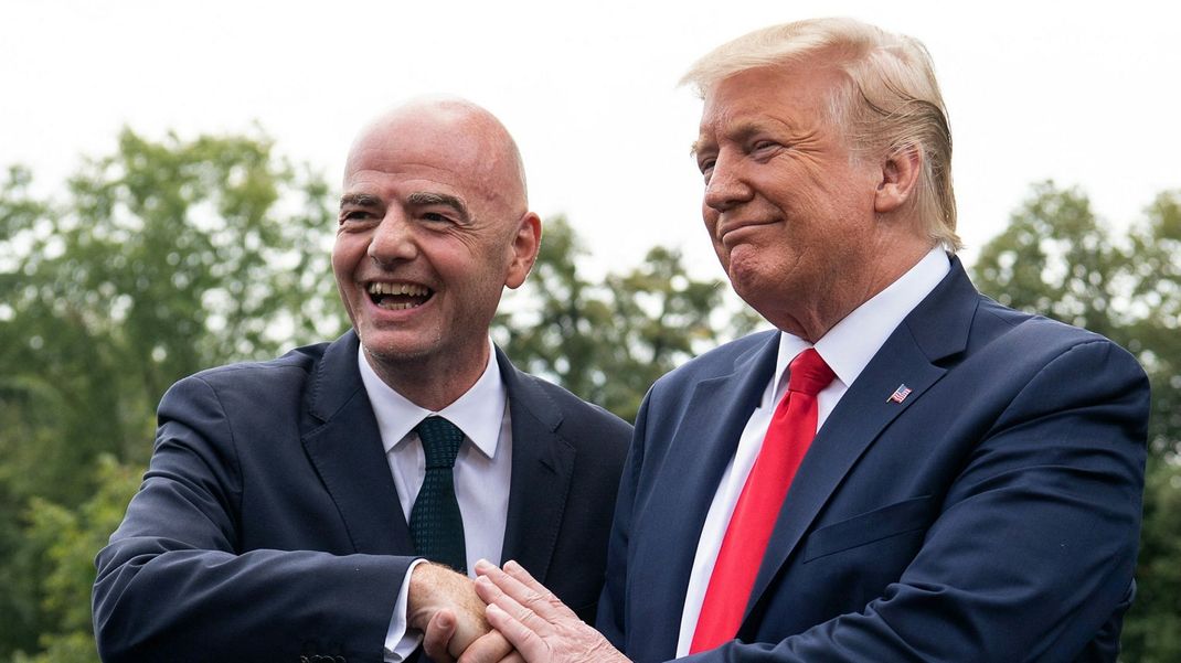 Donald Trump (r.) und Gianni Infantino