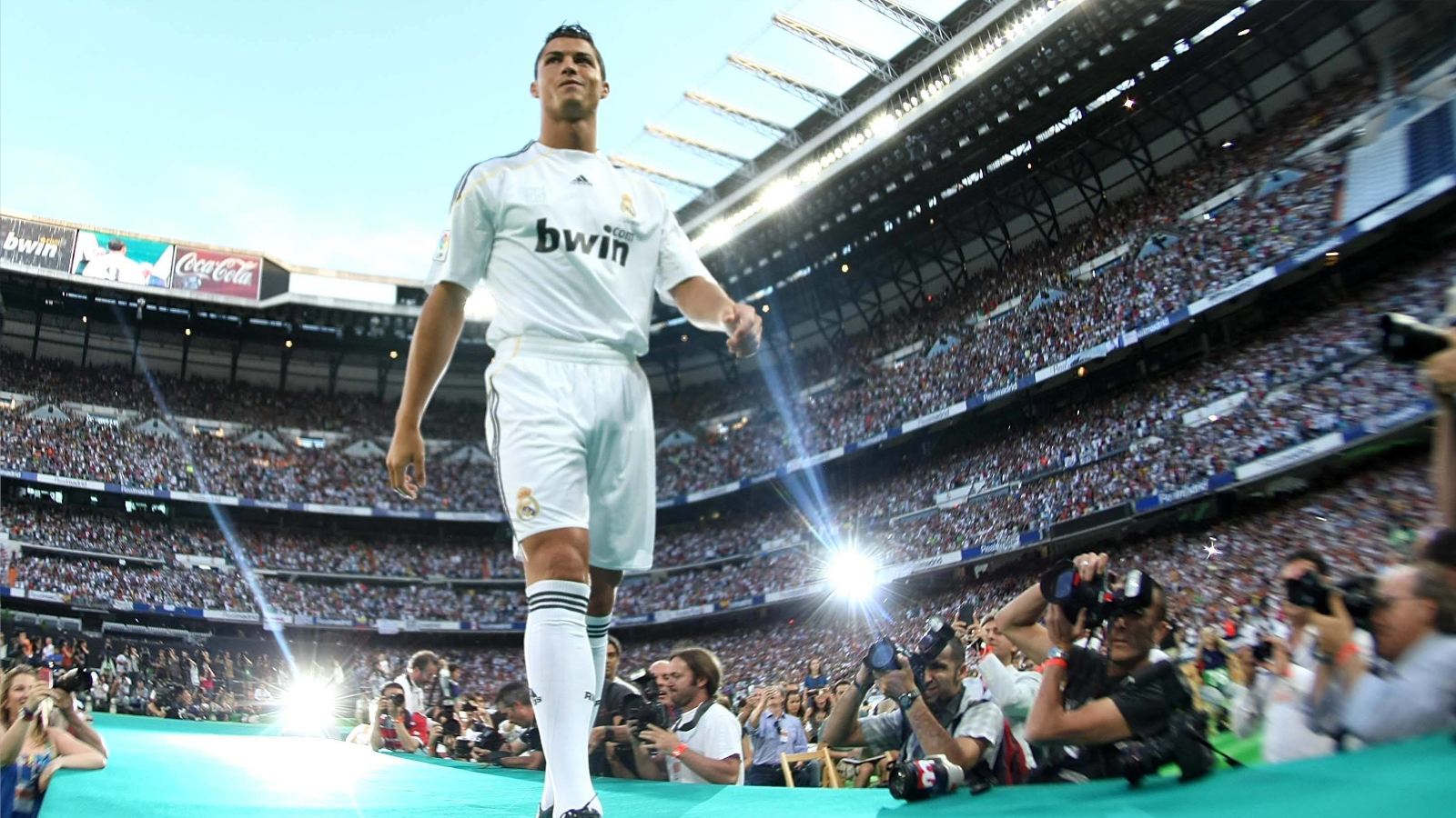 
                <strong>Spektakulärer Wechsel zu Real Madrid</strong><br>
                Ronaldo wechselt für sage und schreibe 94 Millionen Euro zu Real Madrid - zu diesem Zeitpunkt der teuerste Transfer aller Zeiten. Alleine die Vorstellung des Superstars füllt in Madrid das ganze Stadion.
              