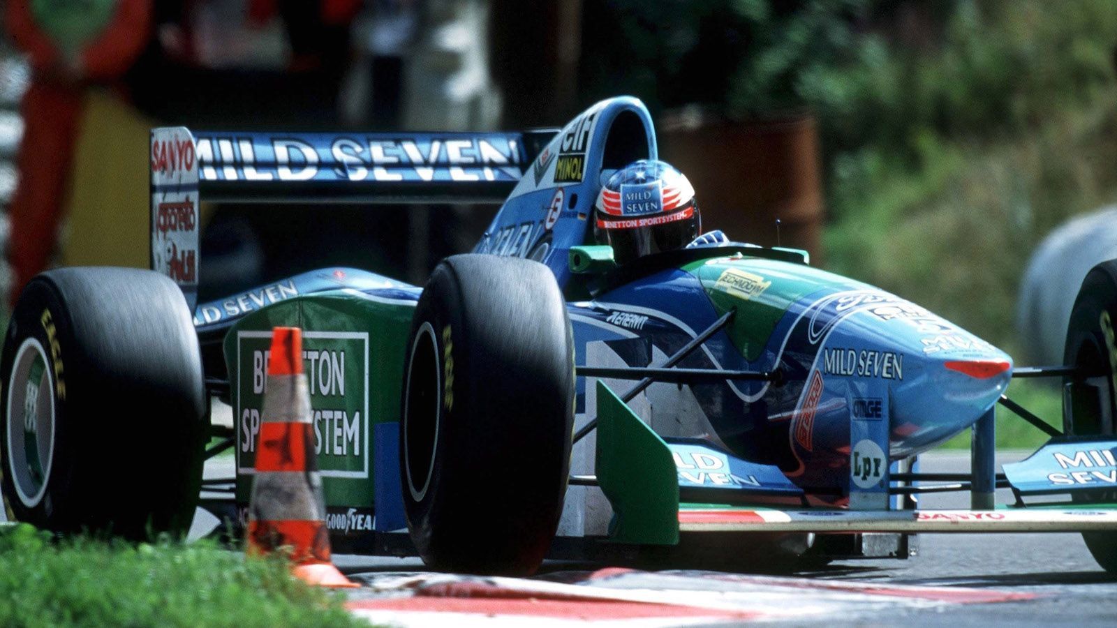 
                <strong>1994, Spa: Schumi verliert Sieg wegen manipulierter Unterbodenplatte </strong><br>
                Michael Schumachers Sieg beim Großen Preis von Spa wird wenige Stunden nach dem Rennen annulliert. Die Holzplatte am Unterboden seines Benetton-Ford wies um Millimeter nicht die vorgeschriebene Mindeststärke auf. 
              