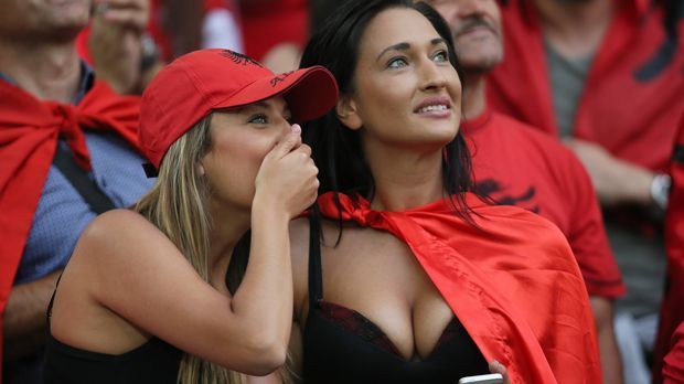 
                <strong>Fans Albanien</strong><br>
                Diese Anhängerin aus Albanien lässt tief blicken. 
              