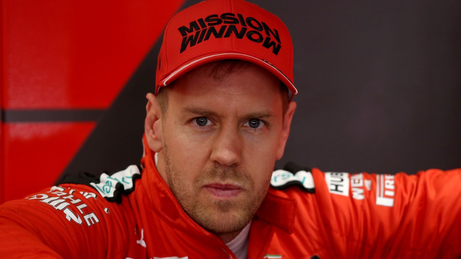 
                <strong>Verlierer: Sebastian Vettel</strong><br>
                Verliert Ferrari, verliert auch Vettel. Der Deutsche geht in sein letztes Vertragsjahr, es wird ein entscheidendes Jahr. Der Start misslang schon mal. Er macht auf optimistisch: "Wir stehen noch ganz am Anfang. Wir wussten genau, in welchen Bereichen wir zulegen wollten, da sehe ich uns auf Kurs. Es liegt an uns zu bestätigen, dass wir unsere Lehren aus der Saison 2019 gezogen haben." Wie brisant und bisweilen bizarr die Situation um Vettel und seinen Teamkollegen Charles Leclerc ist, bewies ein Ex-F1-Pilot: Jolyon Palmer ist als TV-Experte in Barcelona. Der Engländer urteilt über die Fahrersituation bei Ferrari, nachdem Vettel am ersten Tag krank im Hotelzimmer lag und die Reihenfolge bei Ferarri geändert wurde: "Ich sehe Sebastian Vettel bereits in der Defensive. Denn er konnte am ersten Testtag nicht fahren, stattdessen begann Charles Leclerc mit der Testarbeit." 
              