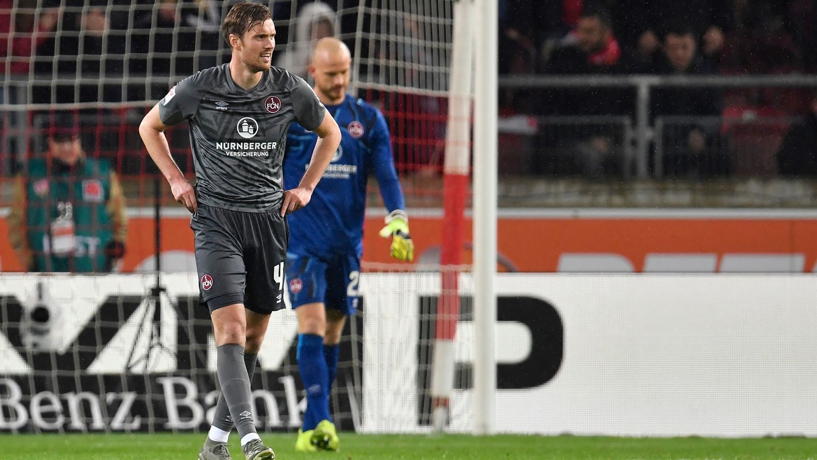 
                <strong>Verlierer: 1. FC Nürnberg</strong><br>
                Das sportliche Jahr 2019 war im Großen und Ganzen eines zum Vergessen für den 1. FC Nürnberg. Die Franken mussten zunächst im Sommer den direkten Wiederabstieg aus der Bundesliga hinnehmen und statt des erneuten Wiederaufstieges müssen sich die Franken mittlerweile ernsthaft mit dem Abstiegskampf in der 2. Bundesliga befassen. Der Blick auf die Statistik lässt auch keinen Zweifel am Trend des "Clubs" im Jahr 2019. Ganze vier Siege konnte der frühere deutsche Meister im Kalenderjahr 2019 in Bundesliga bzw. 2. Bundesliga feiern. Nach 16 Begegnung der Zweitliga-Saison 2019/20 liegt der FCN mit nur 15 Zählern am Abstiegs-Relegationsplatz. Jens Keller, der seit drei Spielen als Nürnberger Coach das Sagen hat, holte bislang auch nur einen Punkt, Vorgänger Damir Canadi wurde nach 14 Pflichtspielen entlassen (Punkteschnitt von 1,21).
              