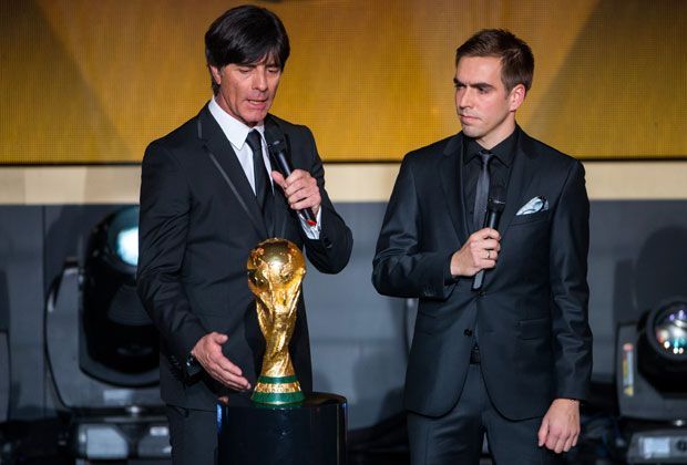 
                <strong>Jogi Löw (Deutschland)</strong><br>
                Auch der Trainer des Jahres 2014 setzt komplett auf seine eigene Elf, zusätzlich aber auch auf seinen Kapitän. Platz 1: Neuer / Platz 2: Lahm / Platz 3: Schweinsteiger.
              