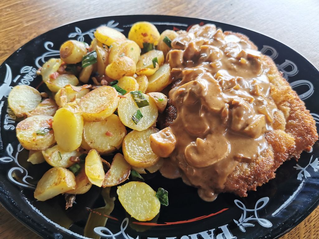 Jägerschnitzel mit Bratkartoffeln, Rezept &amp;quot;Mein Lokal, Dein Lokal&amp;quot;