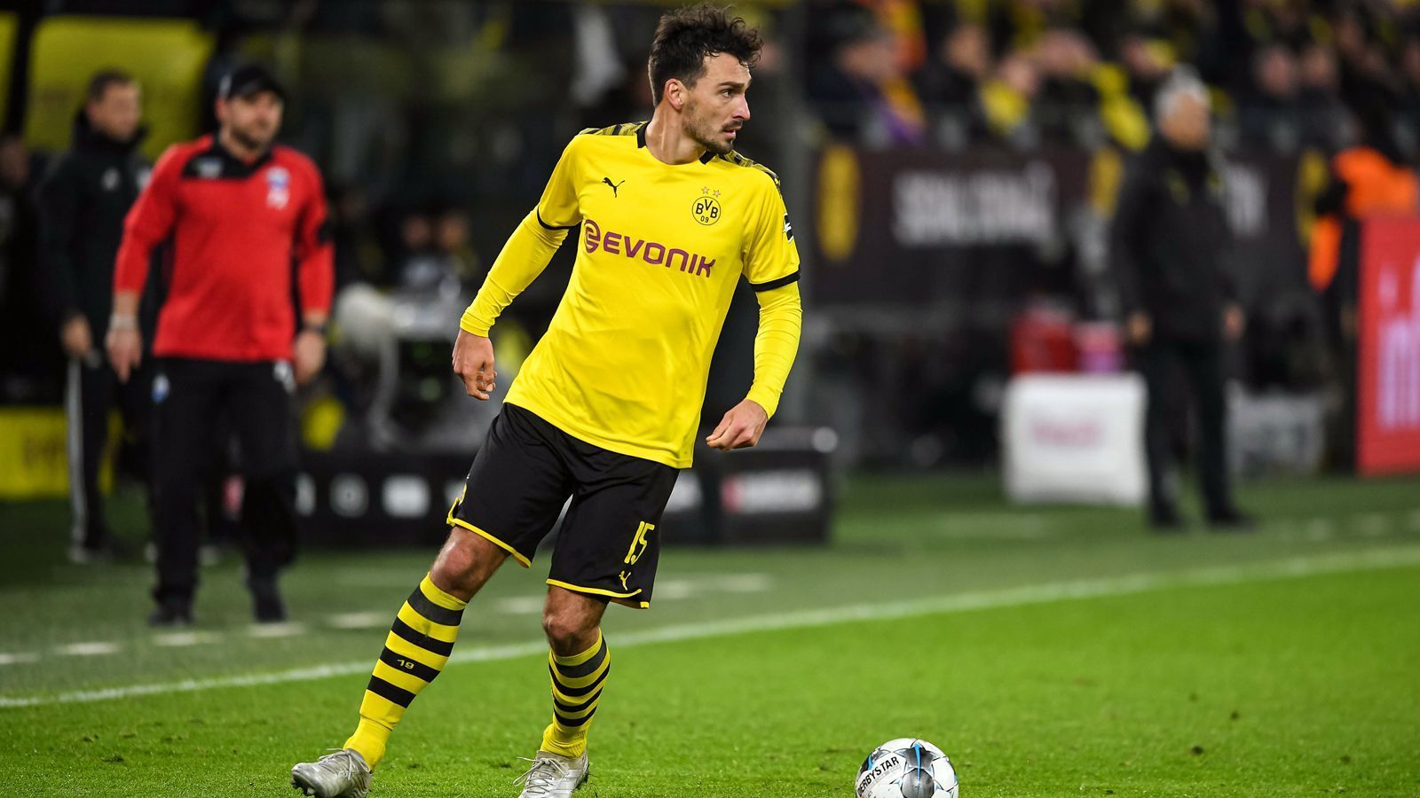 
                <strong>Platz 8 - Mats Hummels</strong><br>
                Profit: 4,6 Millionen EuroAblösesumme Verkauf: 36,4 Millionen Euro (verkauft an den FC Bayern München)Ablösesumme Einkauf: 31,8 Millionen Euro (verpflichtet vom FC Bayern München)
              