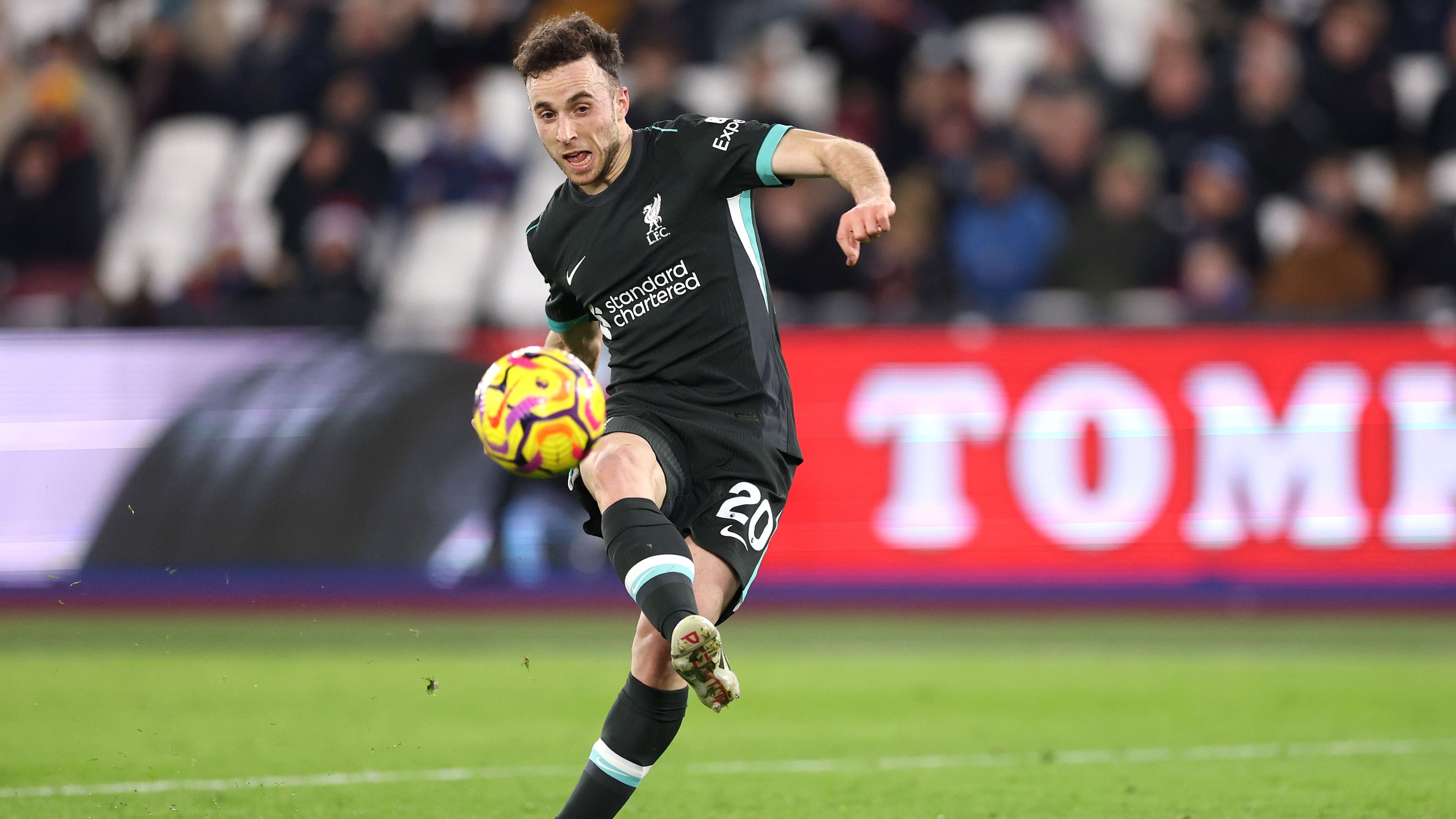 <strong>Diogo Jota (FC Liverpool)</strong><br>Der Portugiese Diogo Jota verstarb Anfang Juli 2025 zusammen mit seinem Bruder bei einem Autounfall. Nun plant Jotas Klub FC Liverpool wohl, dessen Nummer 20 aus Respekt und in Gedenken an den verstorbenen Ex-Star nicht mehr zu vergeben. Für die "Reds" bestritt Jota 182&nbsp;Pflichtspiele und erzielte dabei 65 Treffer. Wenige Wochen vor seinem Tod holte er mit Liverpool den Premier-League-Titel und mit Portugal die UEFA Nations League.