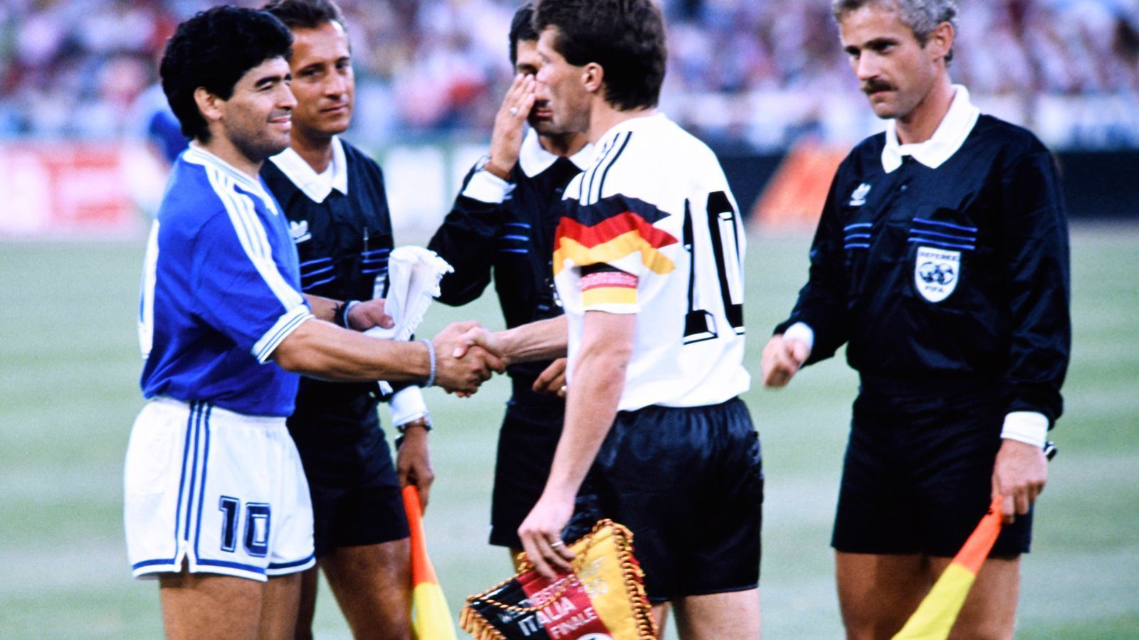 
                <strong>WM-Finale 1990: Argentinien - Deutschland</strong><br>
                Treffen der Kapitäne: Diego Maradona und Lothar Matthäus tauschten Wimpel und ein paar warme Worte aus. Ohne Zweifel zwei der größten Spieler der Fußballgeschichte.
              