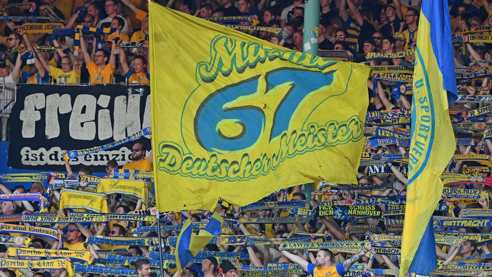 
                <strong>Eintracht Braunschweig - 15. Dezember 1895</strong><br>
                Der Braunschweiger Turn- und Sportverein Eintracht von 1895 e.V. wurde am 15. Dezember 1895 als Fußball- und Cricket Club Eintracht Braunschweig gegründet. Unter den Gründungsmitgliedern waren überwiegend jugendliche Straßenfußballer, die ihrer Leidenschaft auf dem Leonhardplatz in Braunschweig nachgingen. In den folgenden zwei Jahren fanden die ersten Freundschaftsspiele gegen andere Vereine statt.
              