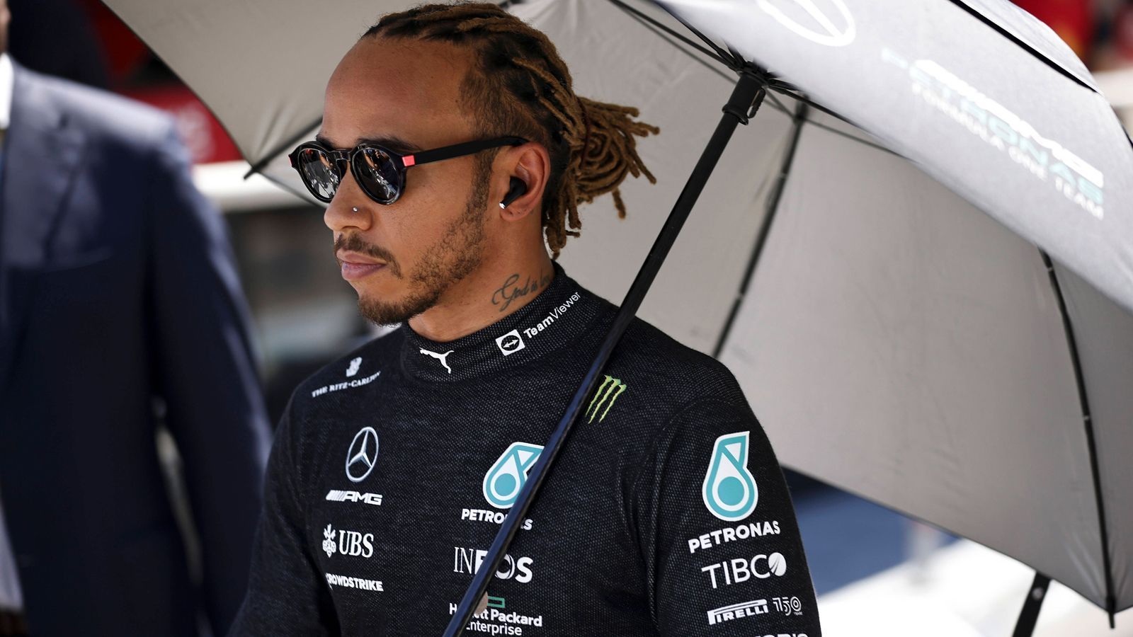 
                <strong>Der große Verlierer</strong><br>
                "Lewis Hamilton ist bis jetzt der große Verlierer der Saison", schrieb Sky-Experte Ralf Schumacher in seiner Kolumne. Und wurde deutlich: "'Der größte Fahrer aller Zeiten', wie in Mercedes-Teamchef Toto Wolff immer so schön nennt, wird von einem Neuzugang in einer Art und Weise gebügelt, die schon besorgniserregend ist." Er sei erstaunt, so Schumacher weiter, denn es gebe ja nur zwei Möglichkeiten: "Entweder ist Russell der neue Überflieger, oder Hamilton hatte in den vergangenen Jahren ein so starkes Auto, das vieles wettgemacht hat". 
              