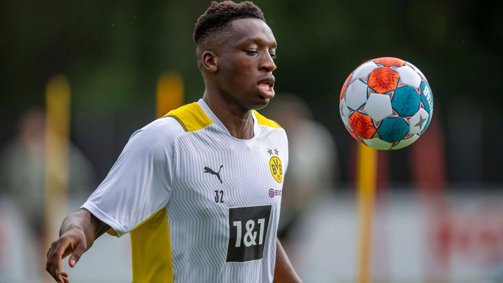 
                <strong>Abdoulaye Kamara - "Was für eine Verpflichtung"</strong><br>
                Abdoulaye Kamara verließ erst in diesem Sommer die Nachwuchsabteilung von Paris Saint-Germain und schloss sich Borussia Dortmund an. Der 16-Jährige hinterließ in der Saisonvorbereitung einen starken Eindruck. Laut "Sport Bild" soll Erling Haaland im Training gelobt haben: "Was für eine Verpflichtung! Dieser Junge! Was für eine Verpflichtung." Der defensive Mittelfeldspieler ist physisch stark und hat eine gute Spielübersicht. Paris hätte das Talent aus Guinea gerne behalten. Jedoch konnten sich beide Seiten nicht auf einen Vertrag einigen. Der BVB war der Nutznießer.
              