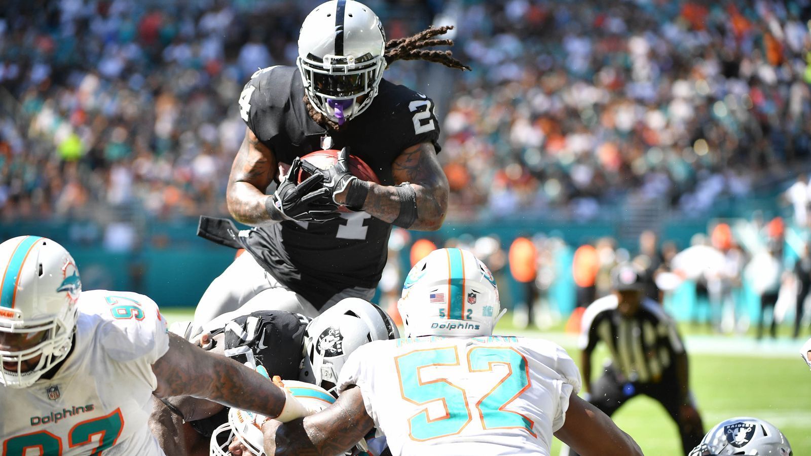 
                <strong>Marshawn Lynch</strong><br>
                Marshawn Lynch gab 2017 nach gut einem Jahr Pause für die Oakland Raiders sein Comeback in der NFL. Zuvor hatte "Beast Mode" die Fans der Buffalo Bills und der Seattle Seahawks verzückt.
              