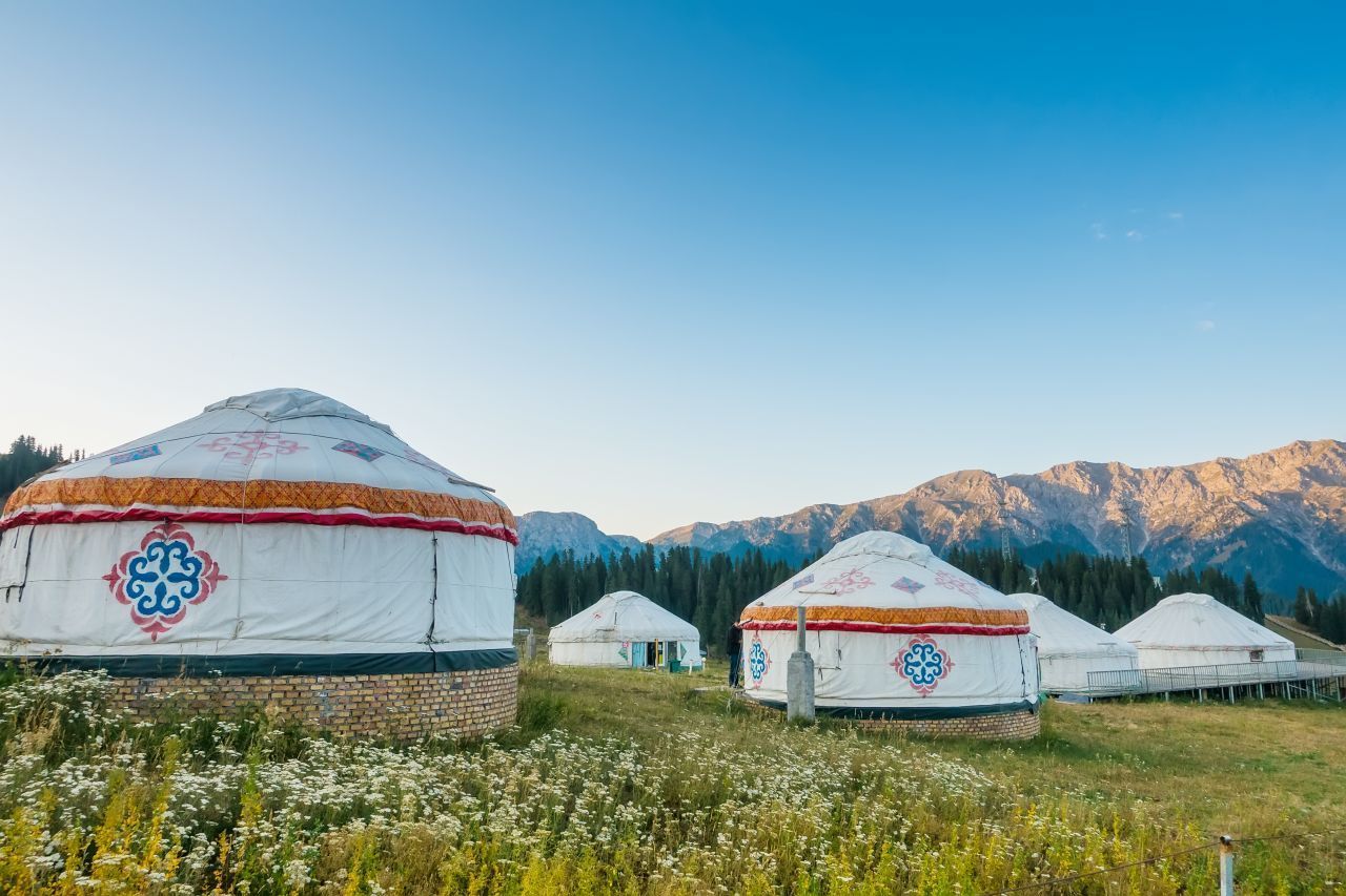 Land-Nomad:innen gibt es heute noch - zum Beispiel in der Mongolei. Ihre Zelte heißen "Jurten". 