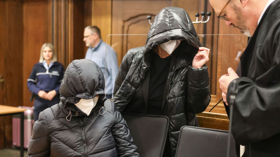 Wegen des Verdachts der fahrlässigen Tötung einer Schülerin auf einer London-Fahrt müssen sich zwei Lehrerinnen vor dem Landgericht Mönchengladbach verantworten. 