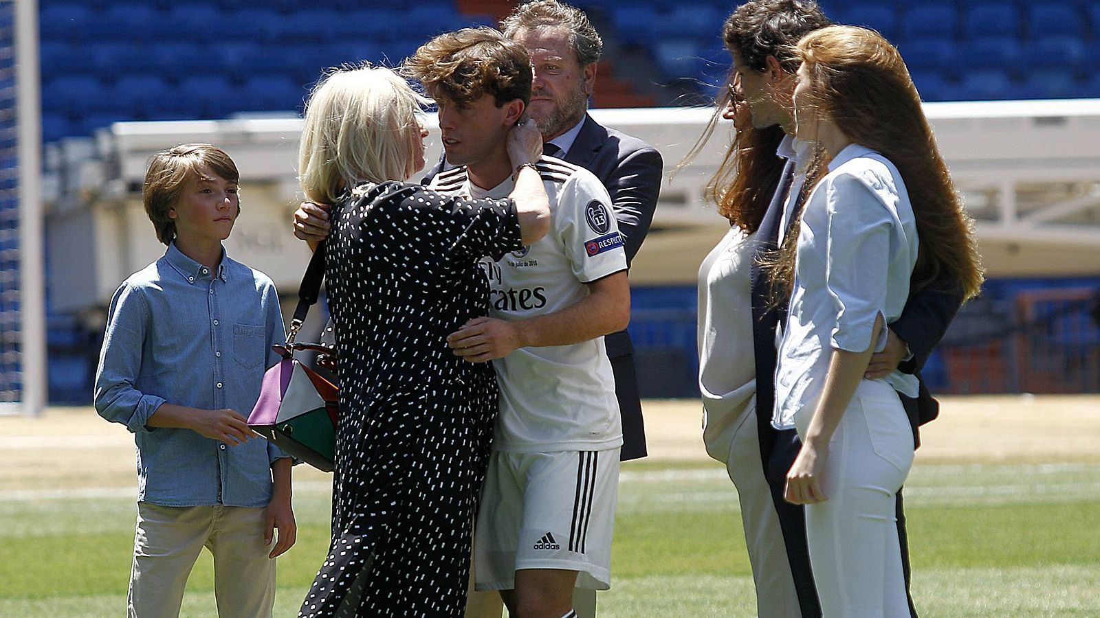 
                <strong>Familienmensch Odriozola</strong><br>
                Bei seiner Präsentation im Estadio Santiago Bernabeu war Odriozolas Familie bei ihm: Vater, Mutter, die beiden Brüder, die Schwester - und seine fußballbegeisterte Oma, über die er einmal sagte: "Kein Geld kann das Gefühl ersetzen, dass sie kommt, um mir zuzuschauen." Sein Bruder Pedro und sein bester Schulfreund Javi begleiteten ihn sogar in die Hauptstadt, um ihm die Eingewöhnung zu vereinfachen.
              