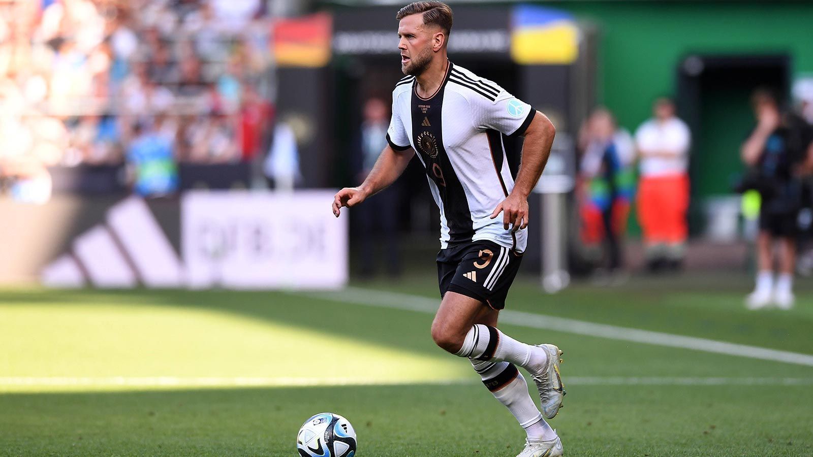
                <strong>STURM: Niclas Füllkrug </strong><br>
                Man kann es drehen und wenden, wie man will: Der Spätstarter aus Bremen ist der einzige echte Neuner im deutschen Fußball, der die Qualität und vor allem die Nervenstärke mitbringt, auch auf internationalem Niveau regelmäßig zu treffen. Das hat er bislang in allen Spielen für die Nationalelf unter Beweis gestellt – allein deshalb hat sich Füllkrug die Stammplatzgarantie verdient. 
              
