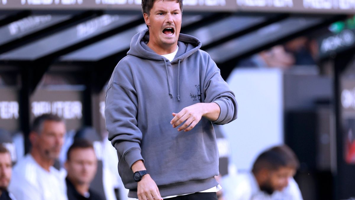 POLZIN Merlin Trainer Team HSV DFL Bundesliga Saison 2025-2026 Spiel Borussia Moenchengladbach - HSV 0 : 0 am 24.08.2025 in Moenchengladbach DFL REGULATIONS PROHIBIT ANY USE OF PHOTOGRAPHS as IMAGE...