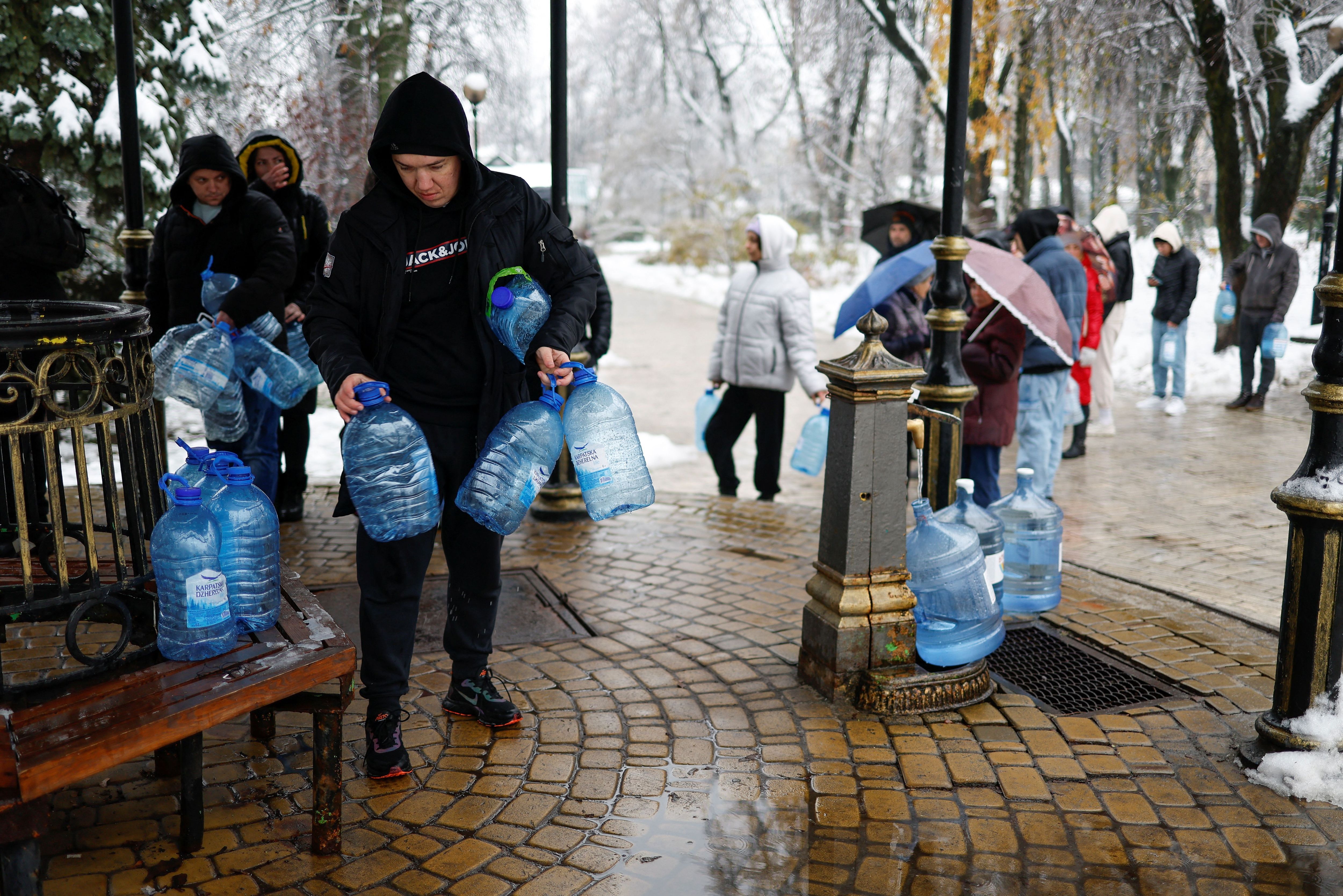 November 2022: Kein Strom, kein Gas, kein Wasser – die ukrainische Bevölkerung leidet in vielen Regionen darunter, dass Russland die Energieversorgung zerstört hat.