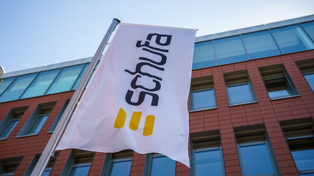 Eine Flagge mit dem Firmenlogo flattert vor dem Geschäftssitz in der Landeshauptstadt.