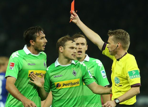 
                <strong>Martin Stranzl: 7 Platzverweise</strong><br>
                Martin Stranzl (l.) hat als Aktiver noch die gute Chance, sich an die Spitze der Bundesliga-Platzverweise "vorzukämpfen". Bislang stehen vier Mal Gelb-Rot und drei Mal Rot auf der Habenseite des Gladbachers. 
              