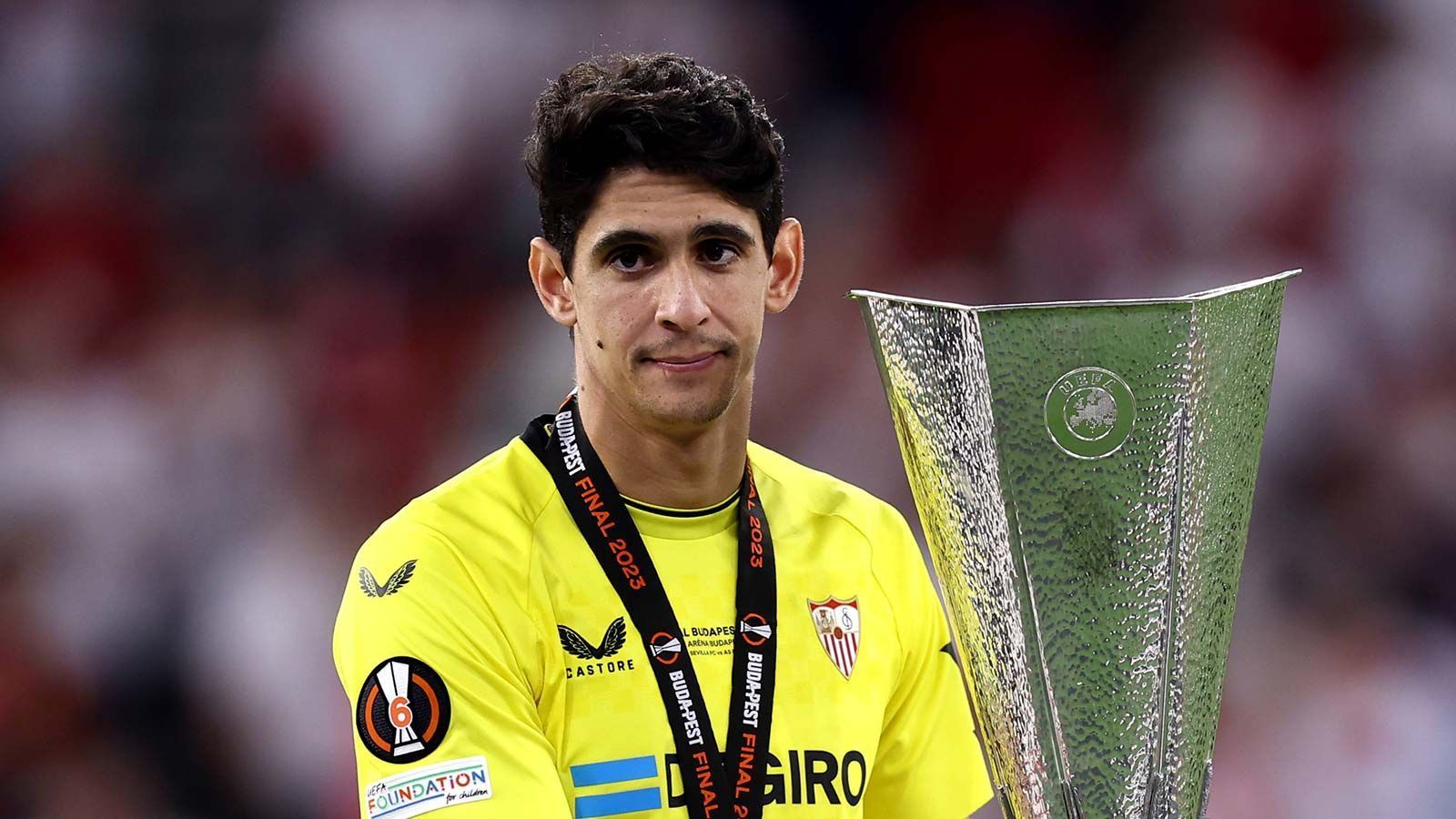 <strong>Fixer Wechsel: Yassine "Bono" Bounou</strong><br>Nach dem verlorenen UEFA-Supercup flog Sevillas Keeper Yassine "Bono" Bounou gar nicht erst mit den Spaniern zurück, sondern schloss stattdessen seinen Transfer zu Al-Hilal ab. Der 32-jährige Marokkaner wechselt für kolportierte 21 Millionen Euro vom Europa-League-Sieger in die Wüste zum Neymar-Klub. Vor dem Saudi-Transfer wurde "Bono" auch bei den Bayern als Neuzugang gehandelt.&nbsp;