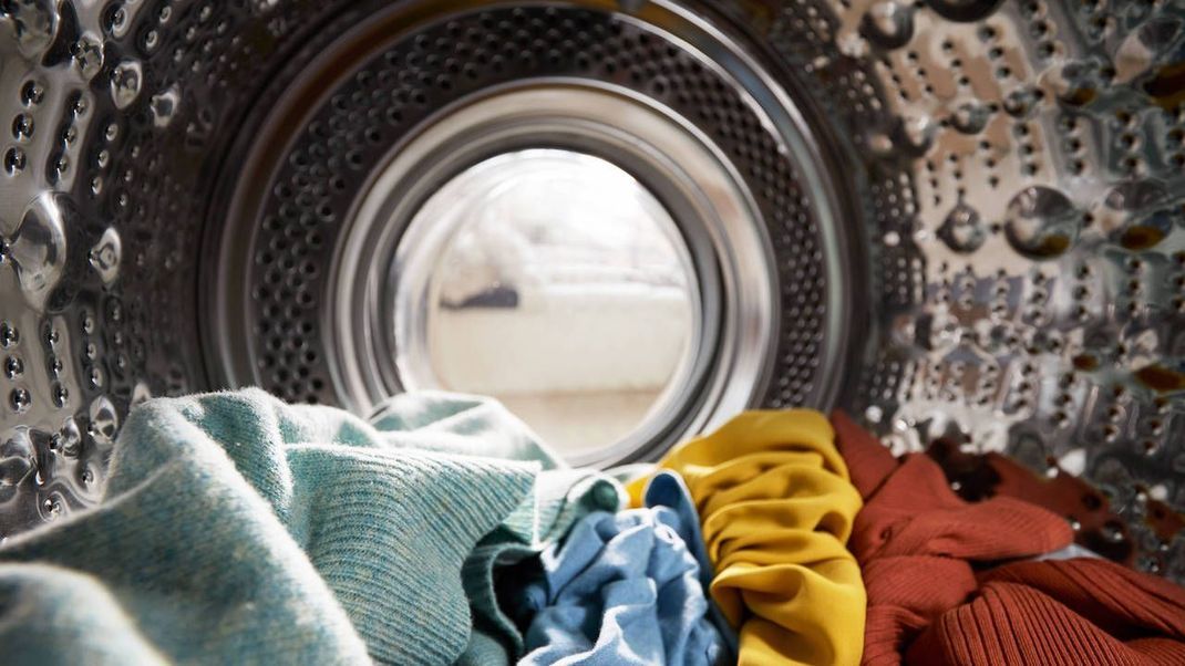 Wieviel Wäsche passt in die Waschmaschine? Du solltest bei voller Trommel immer noch leicht mit der Hand reingreifen können. &nbsp;