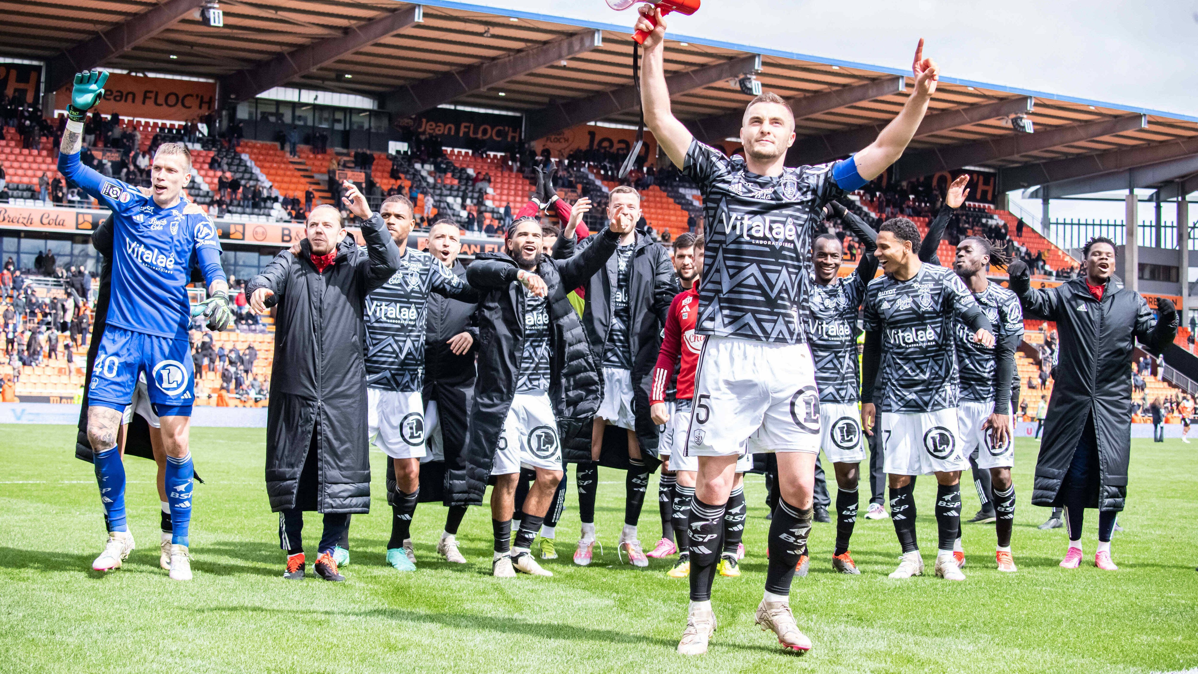 <strong>Frankreich: Stade Brest (2.)</strong> <br>Nein, für Paris St. Germain reicht es dann nicht. Das ist aber der einzige Wermutstropfen in der Saison von Stade Brest, wenn man denn überhaupt einen suchen will. Mit dem Team-Marktwert rangiert Brest in der Abstiegsregion der Ligue 1, das Budget (48 Millionen) ist das viertniedrigste. Und das Stadion? Ist mit 15.220 Plätzen das zweitkleinste der Liga. Trotzdem ist Brest das zweitbeste Team, nach 28 Spielen ist das keine Momentaufnahme mehr.