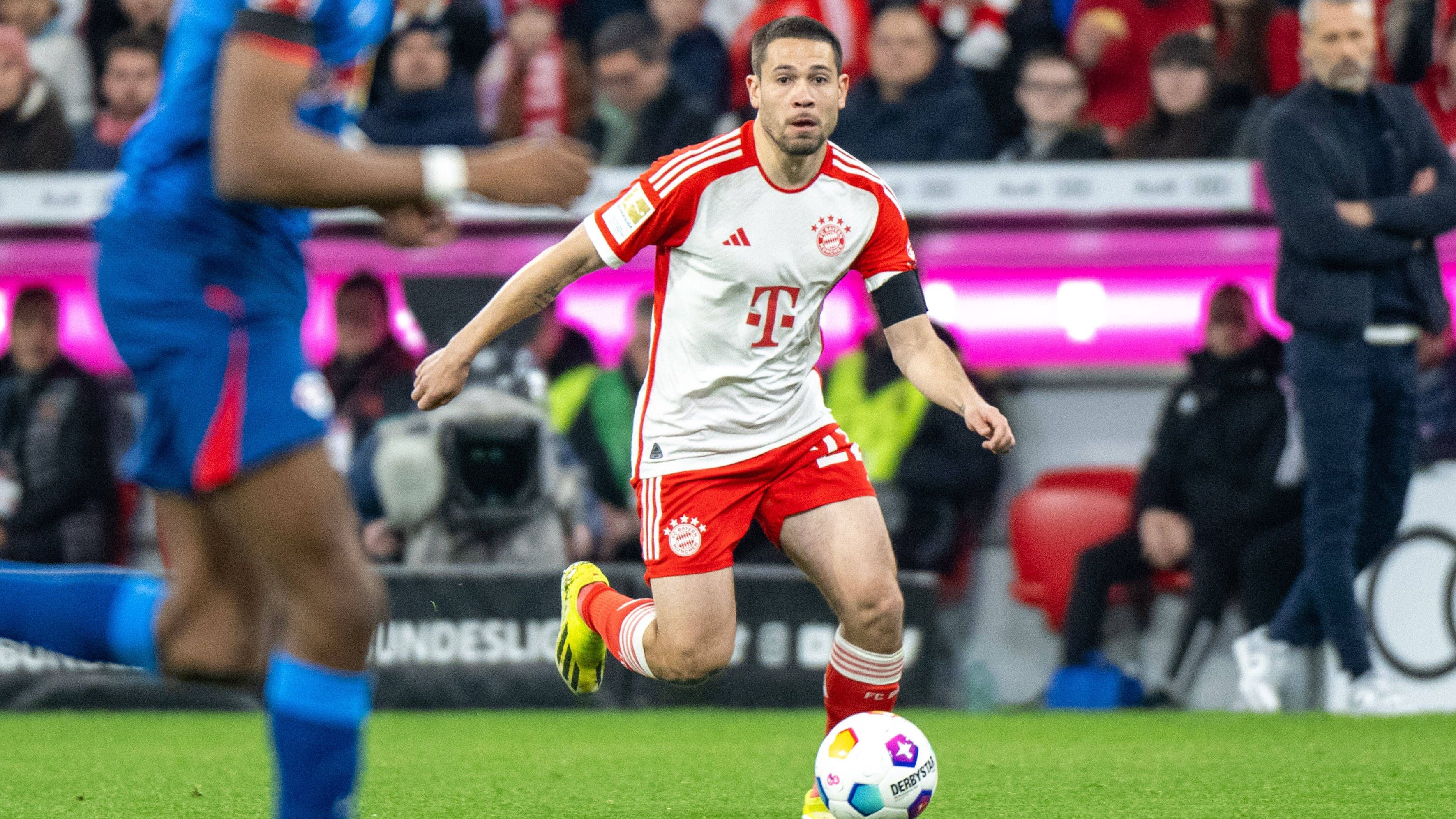 <strong>Raphael Guerreiro (FC Bayern)</strong><br>Macht mehr nach vorne als Kimmich auf der anderen Seite und leitet mit schöner Flanke Kanes Pfostentreffer ein (5.). Mit zunehmender Spielzeit aber vor allem defensiv von Olmo gebunden, den er nicht immer aus dem Spiel nehmen kann. <strong><em>ran</em></strong>-Note: 3