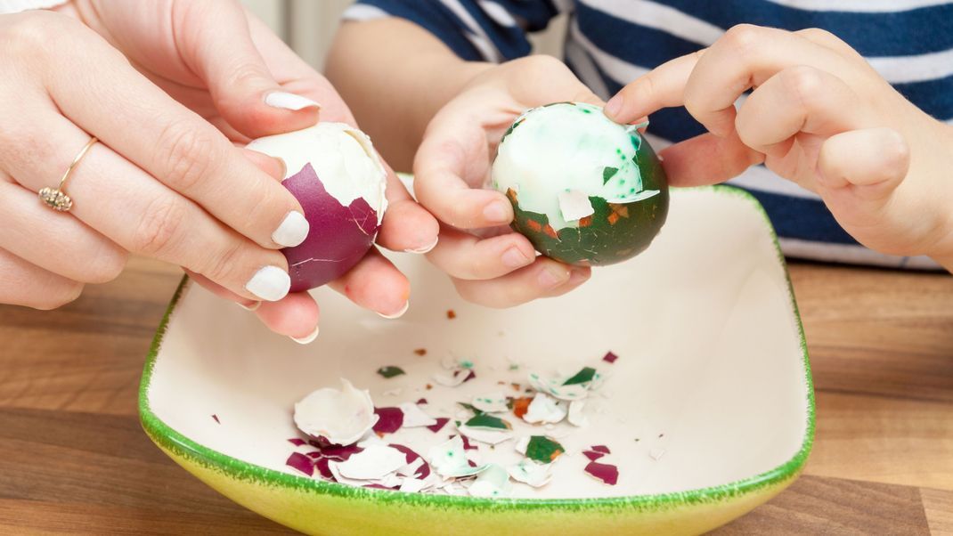 Bunt gefärbte Eier bringen gute Laune in das Osterfest - und schmecken lecker obendrein. Doch können wir die verfärbten Stellen am Eiweiß auch wirklich essen?