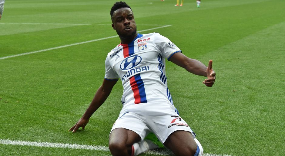 
                <strong>Rechtsaußen: Maxwel Cornet (Olympique Lyon)</strong><br>
                Über die rechte Seite stürmt Maxwel Cornet von Olympique Lyon. Er ist der erfahrenste Akteur in unserer Top-Elf. Mit 20 Jahren kommt er bereits auf 100 Pflichtspiele für Lyon. Zehnmal lief er in der Champions League und achtmal in der Europa League auf. Insgesamt erzielte er 22 Tore und sechs Vorlagen für seinen Klub.
              