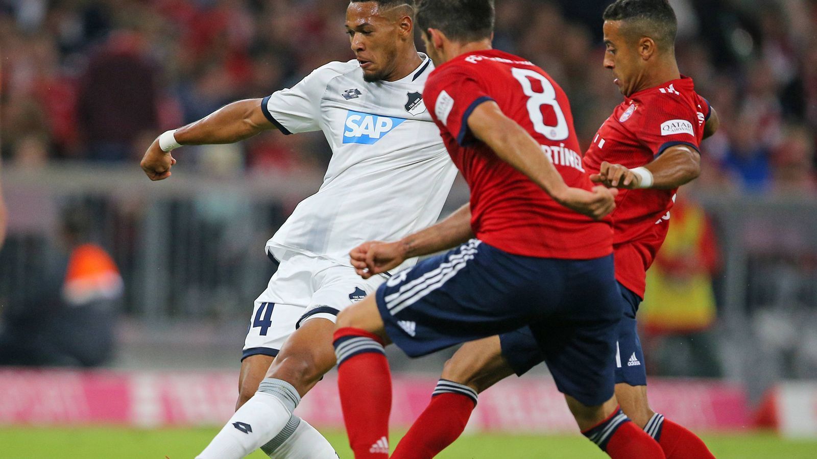 
                <strong>Joelinton (1899 Hoffenheim)</strong><br>
                Hoffenheims Gewinner der Vorbereitung hat bei seinem Startelf-Einsatz in München einen schweren Stand gegen die Innenverteidiger Süle und Boateng, gewinnt kaum mal einen Zweikampf. Dennoch ist es Joelinton, der in der 34 Minute die größte TSG-Chance vor der Halbzeit auf dem Fuß hat - und sie kläglich vergibt. ran-Note: 5
              